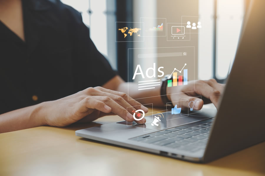 Marketing digital de alta performance representado por gráficos de análise de anúncios online