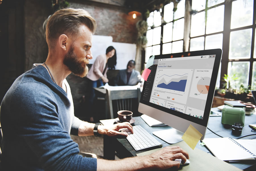 Pessoa analisando desempenho de SEO em laptop para estratégias de tráfego orgânico
