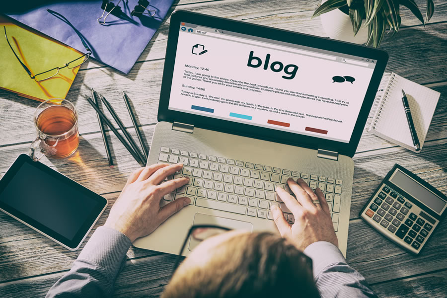 Jovem interagindo com gráficos digitais, simbolizando o uso estratégico das redes sociais