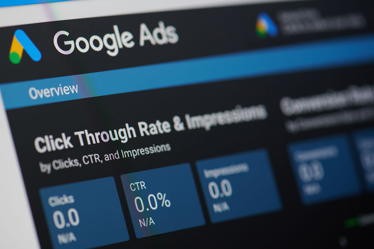 Painel do Google Ads exibindo métricas de cliques, CTR e impressões